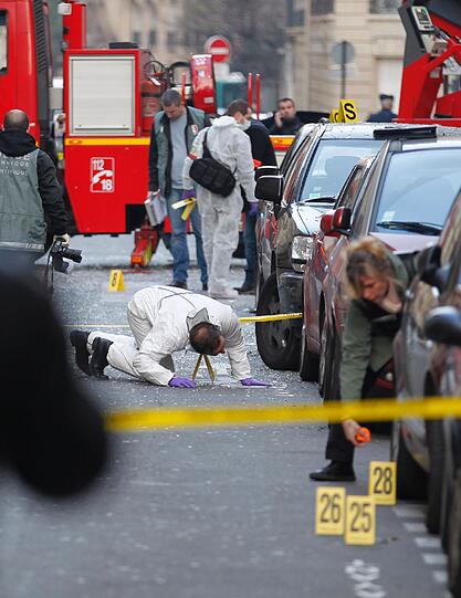 Spurensicherung nach einer Bombenexplosion vor der indonesischen Botschaft in Paris. Foto: Ian Langsdon