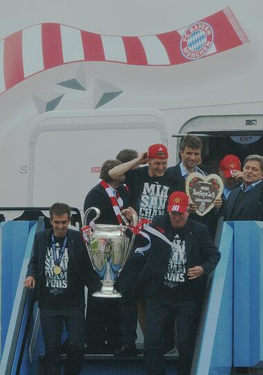 Herzlich Willkommen dahoam! Die Bayern-Spieler kommen mit dem Pott zurück nach München. Die Bilder.