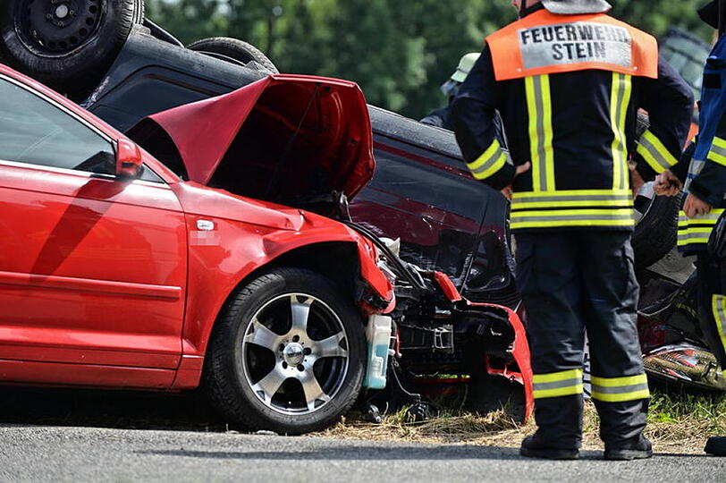 Schwerer Unfall am Bahnübergang St. Georgen: Zwei Autos sind so heftig aneinander gekracht, dass sich ein Pkw überschlug und auf dem Dach liegen blieb. Die Bilder...