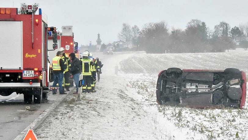 Gegen 12.15 Uhr überschlug sich ein Pkw auf der St. 2332 zwischen Harthofen und Buch. Der Fahrer wurde verletzt.