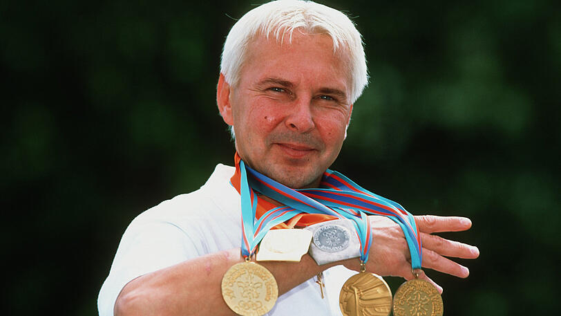 Matti Nykänen mit seiner Medaillensammlung.