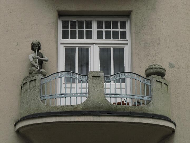 Einen flötenden Faun auf dem Balkon hat auch nicht jeder.