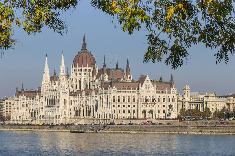 Das ungarische Parlament direkt an der Donau ist eine der Hauptattraktionen für Touristen in der Hauptstadt Budapest.