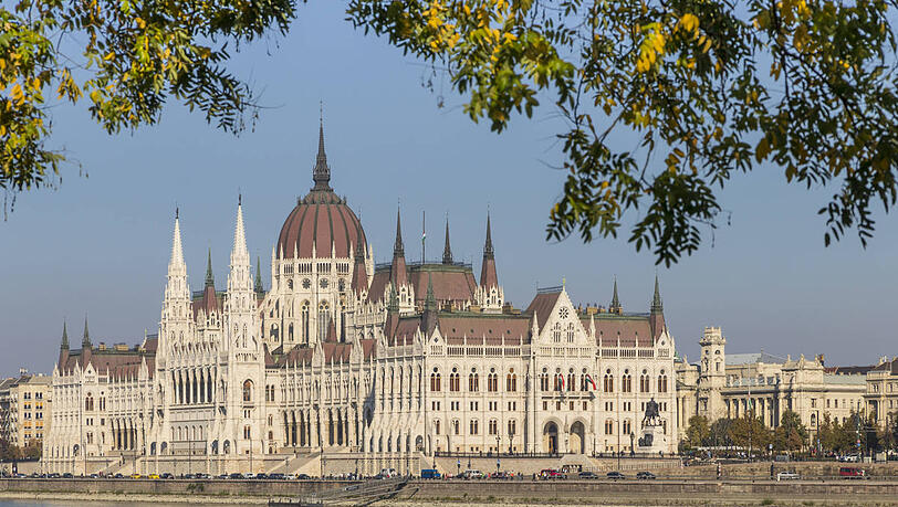 Das ungarische Parlament direkt an der Donau ist eine der Hauptattraktionen für Touristen in der Hauptstadt Budapest. Das ungarische Parlament direkt an der Donau ist eine der Hauptattraktionen für Touristen in der Hauptstadt Budapest.