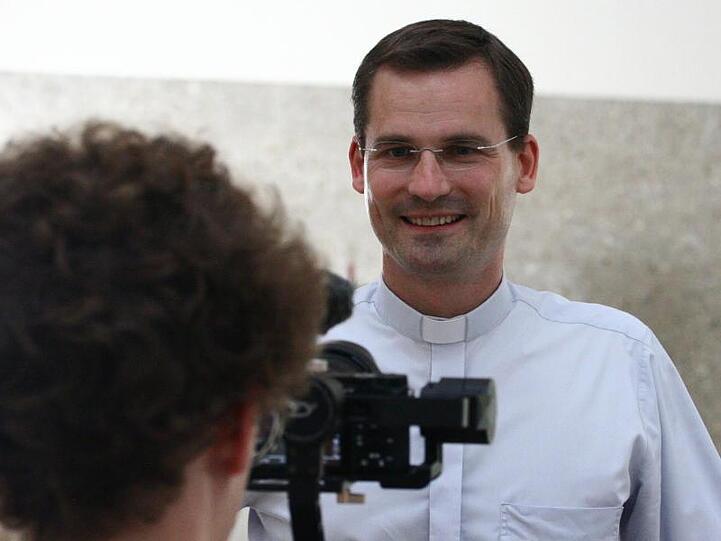 Pfarrer Philipp Werner nimmt in seiner Pfarrkirche ein Video für YouTube auf. Foto: Britta Schultejans/dpa/Archivbild