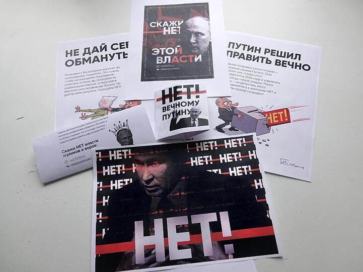 Weil Straßenproteste wegen des Coronavirus verboten sind, stellen Kremlgegner Plakate und Flugblätter im Internet zum Ausdrucken bereit.