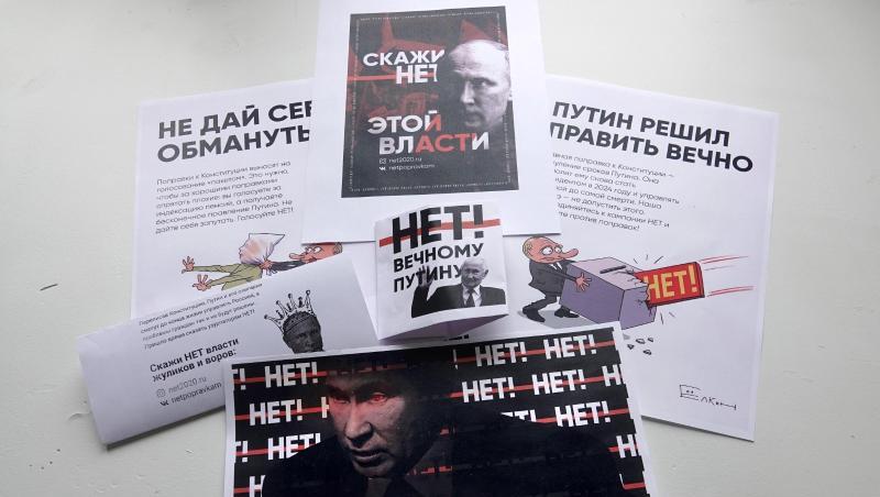 Weil Straßenproteste wegen des Coronavirus verboten sind, stellen Kremlgegner Plakate und Flugblätter im Internet zum Ausdrucken bereit. Weil Straßenproteste wegen des Coronavirus verboten sind, stellen Kremlgegner Plakate und Flugblätter im Internet zum Ausdrucken bereit.