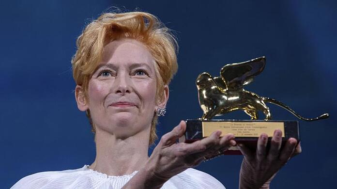 Schauspielerin Tilda Swinton mit dem Goldenen Löwen für ihr Lebenswerk.