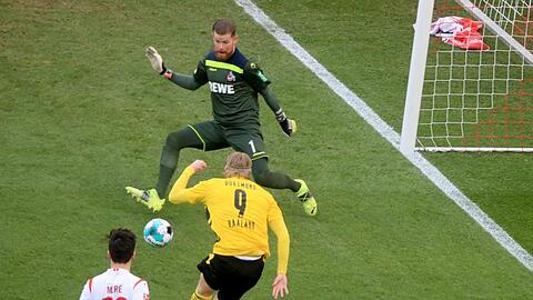 Erling Haaland (M) rettete Borussia Dortmund einen Punkt beim 1. FC Köln.