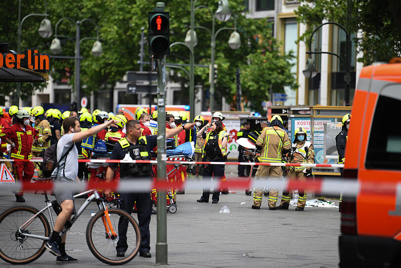 Das Auto war nahe der Straßenecke Kurfürstendamm, Rankestraße, Tauentzienstraße in eine Gruppe von Menschen gefahren und dann einige Meter weiter im Schaufenster eines Geschäfts auf der Tauentzienstraße zum Halten gekommen.