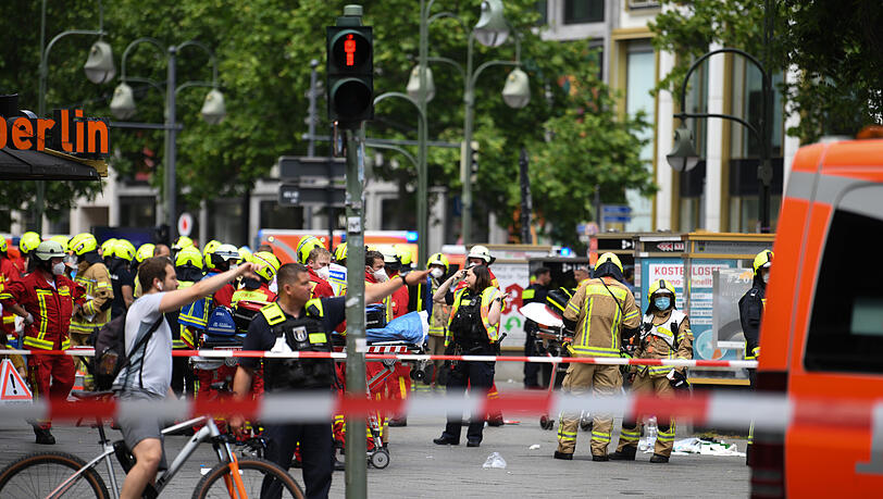 Das Auto war nahe der Straßenecke Kurfürstendamm, Rankestraße, Tauentzienstraße in eine Gruppe von Menschen gefahren und dann einige Meter weiter im Schaufenster eines Geschäfts auf der Tauentzienstraße zum Halten gekommen.
