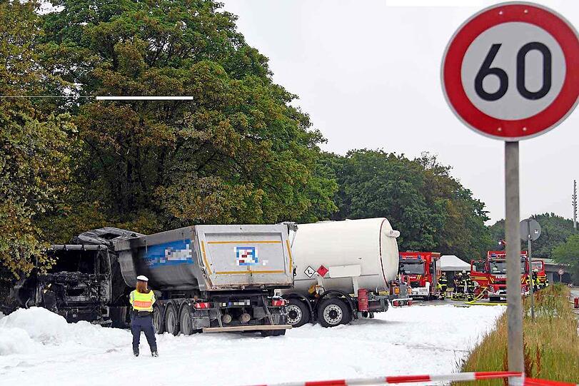 Gegen 7.30 Uhr in der Früh sind auf der Landshuter Allee zwei Lastwagen kollidiert. Nach ersten Informationen ist einer der Fahrer gestorben.