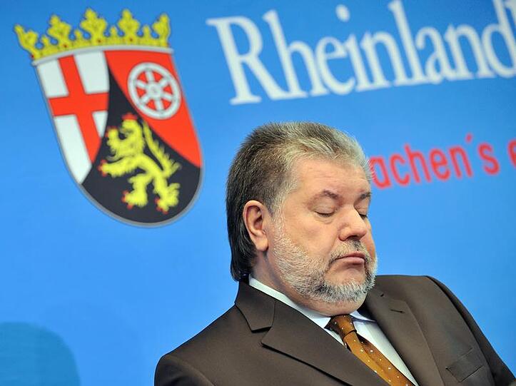 Ringe unter den Augen, verkniffene Miene. Kurt Beck bei seinem ersten Auftritt nach dem Rücktritt.