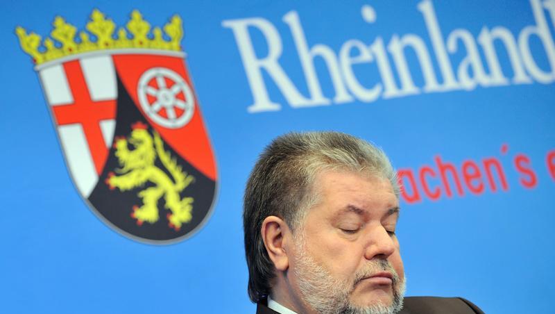 Ringe unter den Augen, verkniffene Miene. Kurt Beck bei seinem ersten Auftritt nach dem Rücktritt. Ringe unter den Augen, verkniffene Miene. Kurt Beck bei seinem ersten Auftritt nach dem Rücktritt.