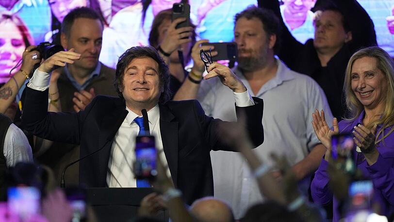 Der Jubel nach dem Sieg: Die Partei von Argentiniens Präsidenten Milei konnte bei der Kongresswahl zahlreiche Mandate hinzugewinnen. Der Jubel nach dem Sieg: Die Partei von Argentiniens Präsidenten Milei konnte bei der Kongresswahl zahlreiche Mandate hinzugewinnen.