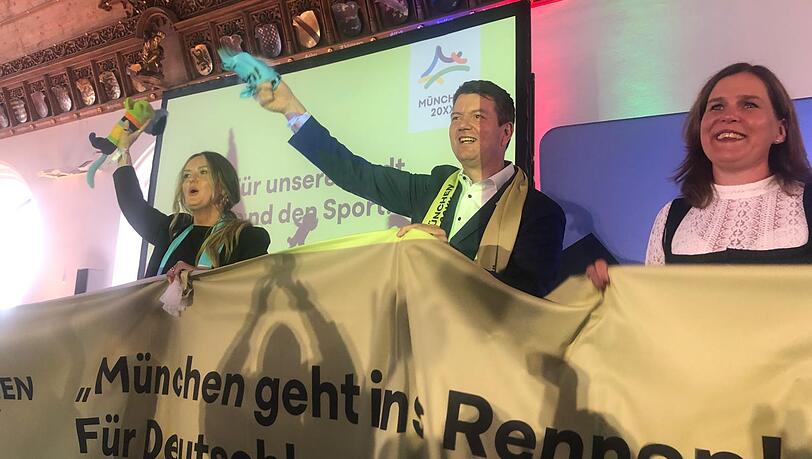 Mona Fuchs, Sandro Kirchner und Verena Dietl (von links) feiern die Bekanntgabe für München. Mona Fuchs, Sandro Kirchner und Verena Dietl (von links) feiern die Bekanntgabe für München.