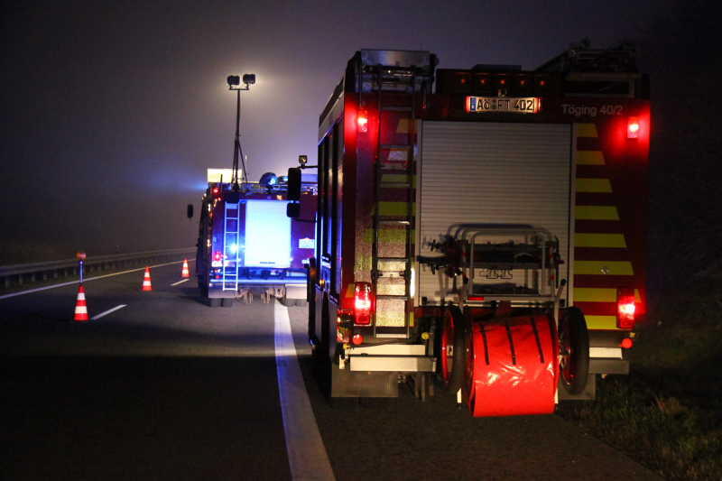 Auf der Autobahn 94 bei Neuötting (Landkreis Altötting) ist am Montagabend eine Autofahrerin bei einem schweren Unfall tödlich verunglückt.