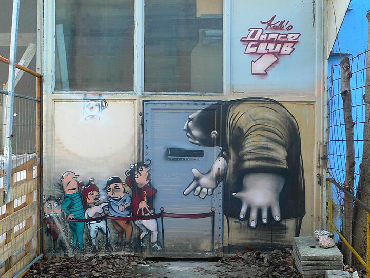 Das Türsteher-Syndrom: Den gefährlich aussehenden Aufpasser und die verschreckten Einlass-Suchenden hat Künstler &bdquo;Kult&ldquo; an &bdquo;Kalle&rsquo;s Dance Club&ldquo; in der Kultfabrik gesprüht.