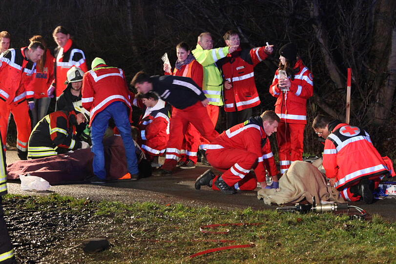 Am Sonntagmorgen kam es auf der B388 zu einem schrecklichen Autounfall. Der 31-jährige Unfallverursacher erlag in einem Münchner Krankenhaus seinen Verletzungen. Die fünf Insassen des anderen Pkw wurden schwer verletzt.