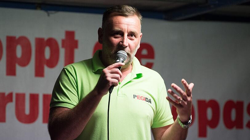 Pegida-Gründer Lutz Bachmann spricht am 16.10.2017 auf dem Altmarkt in Dresden (Sachsen) während einer Kundgebung der islamfeindlichen Pegida-Bewegung.