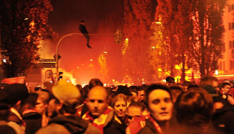 So ausgelassen feiern die Fans auf der Leopoldstraße den Bayern-Sieg. Die Bilder