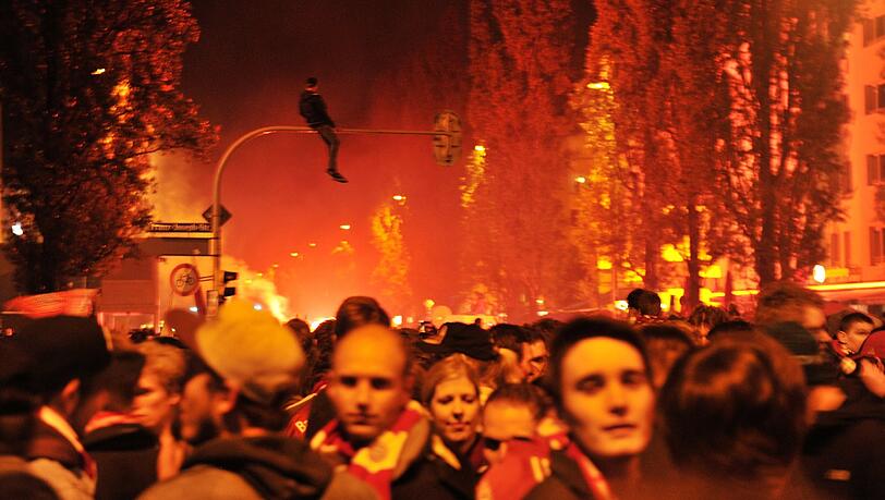 So ausgelassen feiern die Fans auf der Leopoldstraße den Bayern-Sieg. Die Bilder So ausgelassen feiern die Fans auf der Leopoldstraße den Bayern-Sieg. Die Bilder