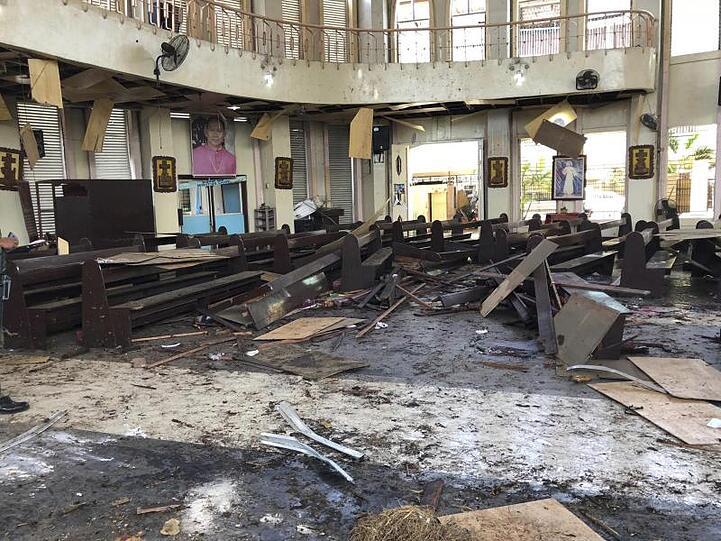 Durch Explosionen in und vor einer katholischen Kirche im Süden der Philippinen sind während eines Gottesdiensts mindestens 27 Menschen getötet worden.