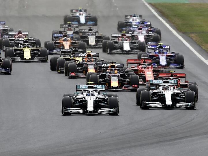 Valtteri Bottas (2.v.r) führte das Feld zu Beginn des Rennens an.