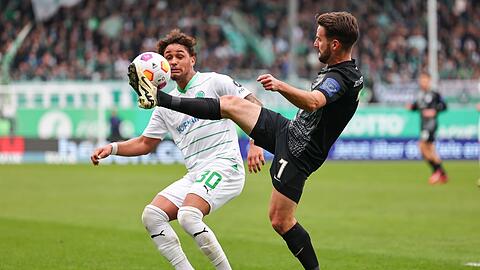 Der Fürther Armindo Sieb (l) kämpft mit Manuel Feil aus Elversberg um den Ball.
