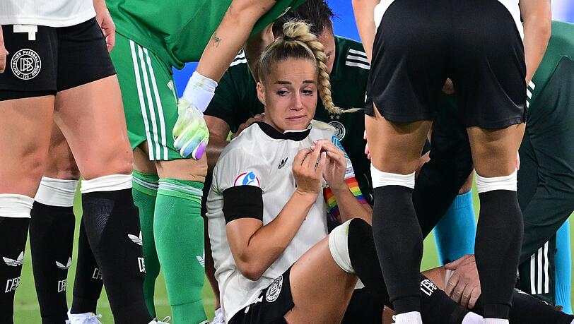 Schock für Giulia Gwinn (Mitte) gleich zum EM-Auftakt