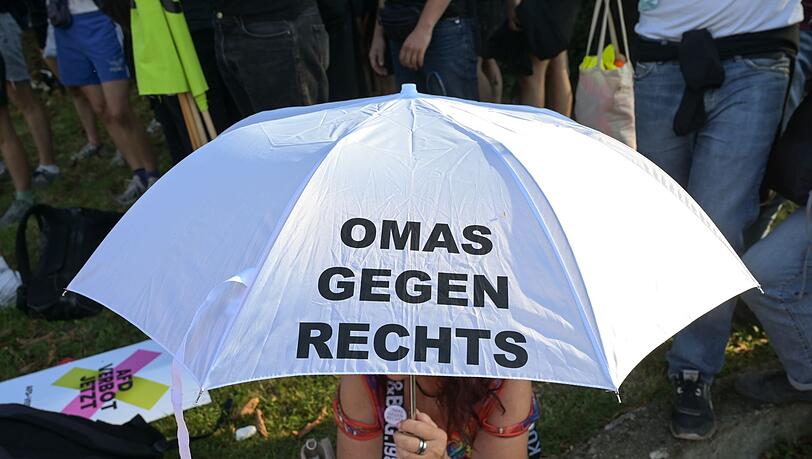 Die "Omas gegen Rechts" organisierten die Gegendemonstration. (Symbolbild)