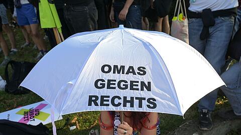 Die "Omas gegen Rechts" organisierten die Gegendemonstration. (Symbolbild)