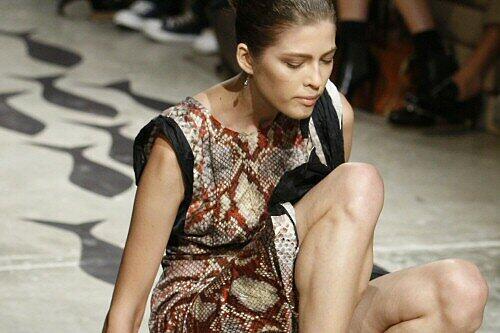 Ein Prada-Model stürzt auf dem Laufsteg - allerdings wegen der zu hohen Schuhe