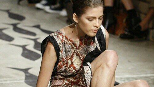 Ein Prada-Model stürzt auf dem Laufsteg - allerdings wegen der zu hohen Schuhe Ein Prada-Model stürzt auf dem Laufsteg - allerdings wegen der zu hohen Schuhe