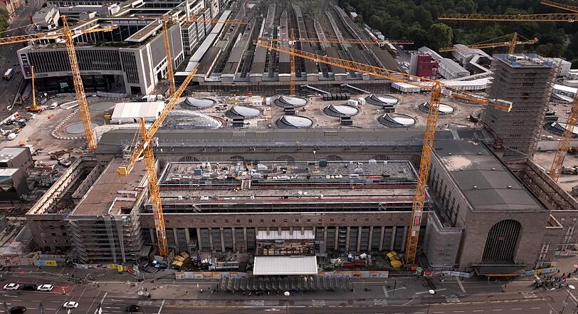 "Stuttgart 21" ist eine "unendliche Geschichte". 2010 war Baustart, die Er&ouml;ffnung sollte urspr&uuml;nfglich 2019 stattfinden. Aktuelle Hoffnung: 2031.