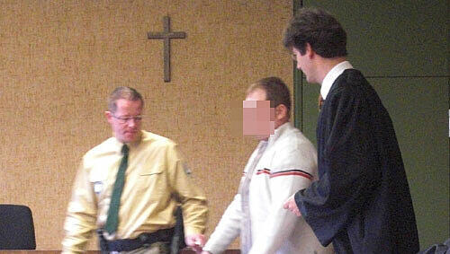 Acht Jahre Haft in Aussicht gestellt: Räuber Christian H. mit seinem Anwalt Joachim Schwarzenau. Acht Jahre Haft in Aussicht gestellt: Räuber Christian H. mit seinem Anwalt Joachim Schwarzenau.