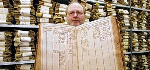 Ein Blick in die Vergangenheit: Der Archivar Frank Zabel hält ein Hypothekenbuch &ndash; den Vorläufer vom Grundbuch in Deutschland &ndash; von 1743 in den Händen. Moderne Grundbücher sehen freilich ganz anders aus. Will man sie sehen, muss man sich ans Grundbuchamt wenden.