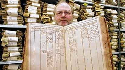 Ein Blick in die Vergangenheit: Der Archivar Frank Zabel hält ein Hypothekenbuch – den Vorläufer vom Grundbuch in Deutschland – von 1743 in den Händen. Moderne Grundbücher sehen freilich ganz anders aus. Will man sie sehen, muss man sich ans Grundbuchamt wenden. Ein Blick in die Vergangenheit: Der Archivar Frank Zabel hält ein Hypothekenbuch – den Vorläufer vom Grundbuch in Deutschland – von 1743 in den Händen. Moderne Grundbücher sehen freilich ganz anders aus. Will man sie sehen, muss man sich ans Grundbuchamt wenden.