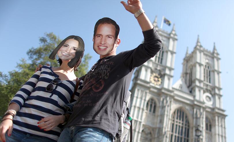 Auch Kate und William-Masken geistern dieser Tage durch die Straßen.