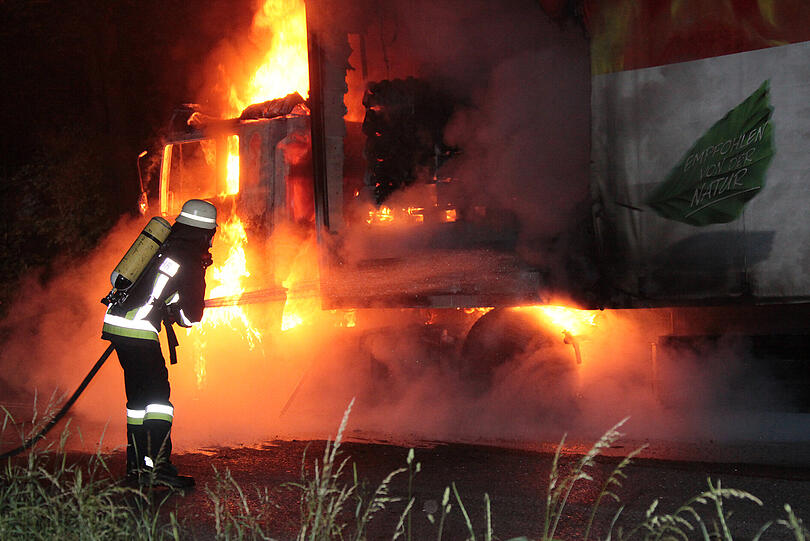 Brand bei Rattenkrichen: Ein mit Metallteilen geladener Lkw fing Feuer. Die Bilder vom Inferno auf der B 12