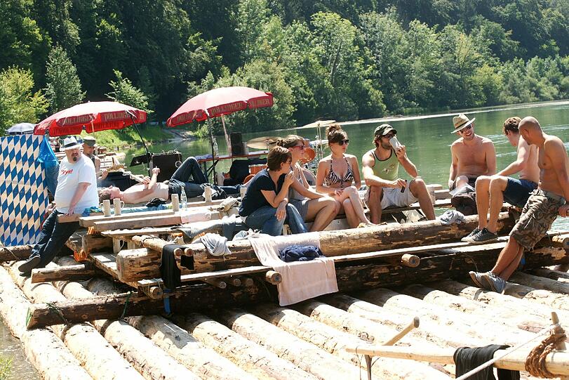 Eine Flußfahrt, die ist lustig! Die AZ hat sich auf einem Floß in die Isarfluten gestürzt. Bilder zum Genießen - Eine Floßfahrt in vielen Fotos. Viel Spaß beim Klicken!
