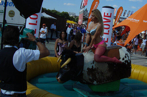 Sexy im heißen Dessous: Davorka reitet den Bullen bei den "Hot Summer Games". (2009)