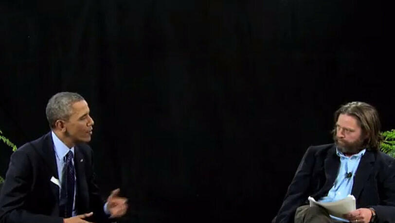 Comedian Zach Galifianakis im Gespräch mit US-Präsident Barack Obama Comedian Zach Galifianakis im Gespräch mit US-Präsident Barack Obama