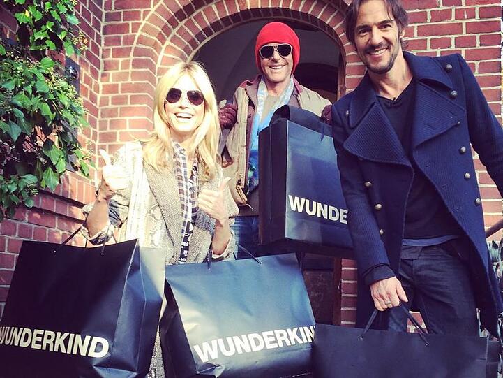 Heidi Klum (l.), Wolfgang Joop (m.) und Thomas Hayo (r.) nach ihrer gemeinsamen "Wunderkind"-Shopping-Tour