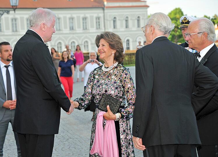 Horst Seehofer begrüßte am Samstag Königin Silvia und König Carl Gustaf auf Schloss Nymphenburg