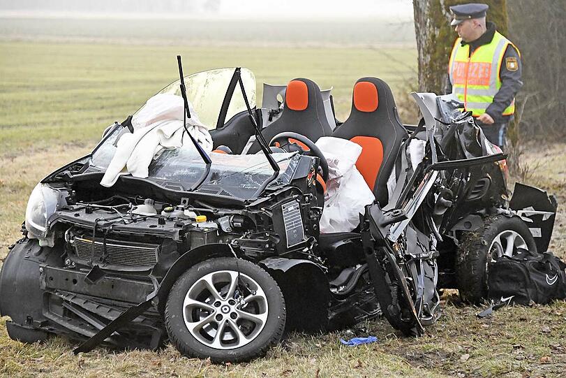 Bei dem Unfall wurden beide Fahrzeuge massiv beschädigt.