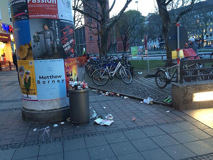 ... der zweite, kleine Mülleimer ein paar Meter weiter. Die Stadt verweist auf den Streik der städtischen Straßenreinigung - und hat auf Beschwerden generell schon reagiert.