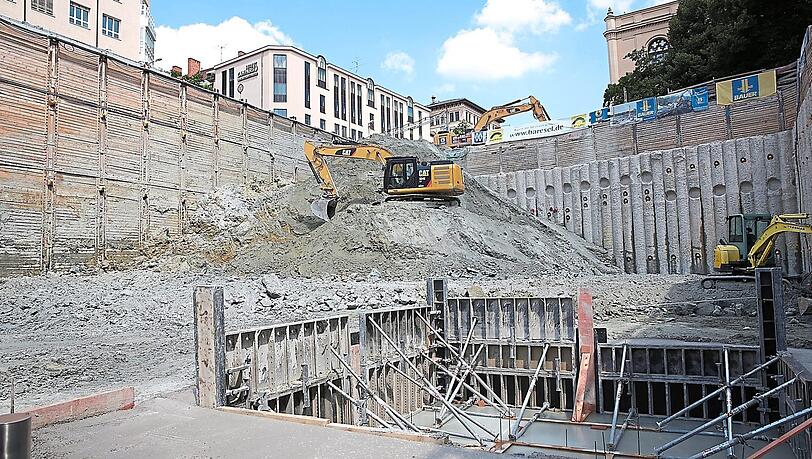Zwölf Meter unterhalb der Straße haben am Freitag die eigentlichen Bauarbeiten begonnen. Zwölf Meter unterhalb der Straße haben am Freitag die eigentlichen Bauarbeiten begonnen.
