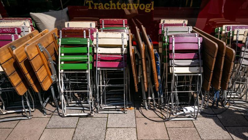 Zusammengestellte Tische und Stühle stehen vor einem Lokal im Gärtnerplatz-Viertel in München. Foto: Peter Kneffel/dpa/Archivbild Zusammengestellte Tische und Stühle stehen vor einem Lokal im Gärtnerplatz-Viertel in München. Foto: Peter Kneffel/dpa/Archivbild