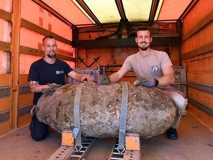 Stefan Höreth (r) und Christoph Wassenberg vom Kampfmittelbeseitigungsdienst mit der entschärften Zehn-Zentner-Weltkriegsbombe.